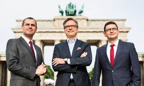 Team vor Brandenburger Tor, Seminare in Berlin